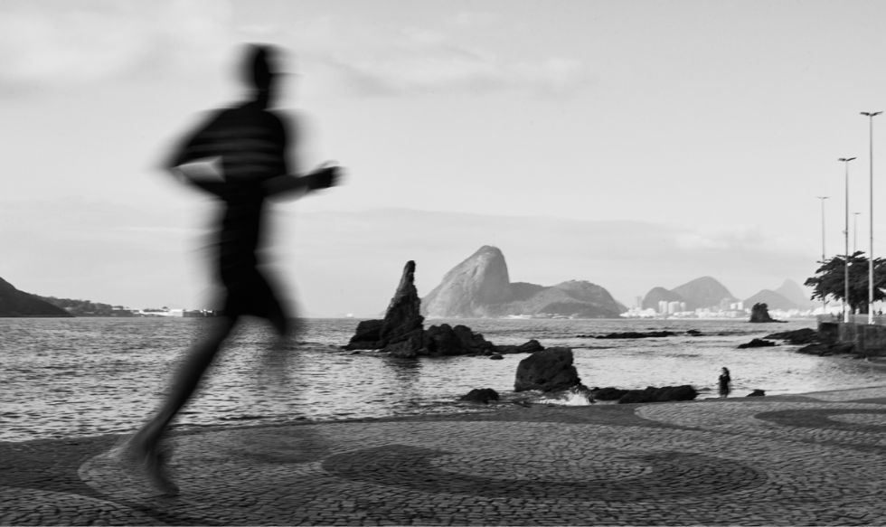Pessoa correndo na praia